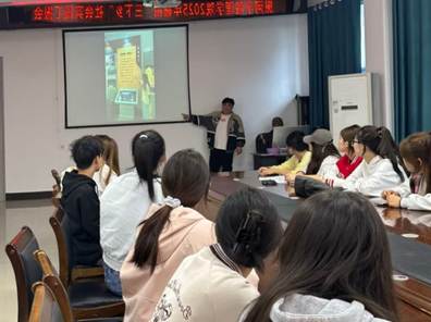 一群人在开会AI 生成的内容可能不正确。